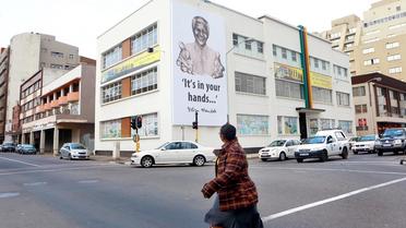 Un portrait géant de Nelson Mandela accroché à un immeuble de Durban, en Afrique du Sud, le 17 juillet 2013 [Rajesh Jantilal / AFP]