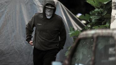 Un homme, probablement le Norvégien d'extrême droite Kristian Vikernese, devant sa maison, à Salon-La-Tour, le 18 juillet 2013 [Nicolas Tucat / AFP]