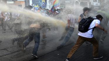 La police disperse des manifestants, le 20 juillet 2013 à l'entrée de la place Taksim, à Istanbul [Bulent Kilic / AFP/Archives]