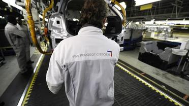 Un employé de PSA Peugeot-Citroën  sur une chaîne de production de l'usine d'Aulnay-sous-Bois, près de Paris, le 28 janvier 2013  [Lionel Bonaventure / AFP/Archives]