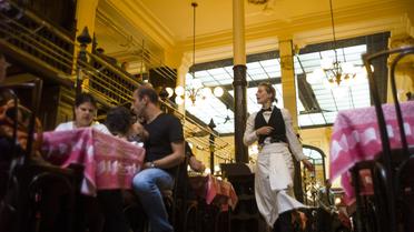 Une serveuse dans la brasserie parisienne Chartier, le 24 juillet 2013 [Fred Dufour / AFP]