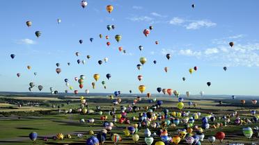 408 ballons décollent sur le site du Lorraine Mondial Air Ballons, l'ancienne base aérienne de l'Otan de Chambley-Bussières (Meurthe-et-Moselle) [Alexandre Marchi / Pool/AFP]