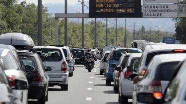 Des automobilistes sont à l'arrêt sur l'autoroute, le 2 août 2013 à proximité de Lyon [Philippe Desmazes / AFP]