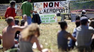 Des militants assistent le 3 août 2013 à un festival de musique, organisé par les opposants au projet d'aéroport de Notre-Dame-des-Landes  [JEAN-SEBASTIEN EVRARD / AFP Photo]