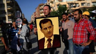 Des manifestants opposés à une intervention militaire en Syrie portent le portrait du président Bachar al-Assad à Hatay, en Turquie, le 1er septembre 2013 [Bulent Kilic / AFP]