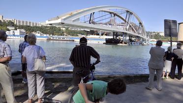 Des badauds observent le nouveau pont Raymond Barre à Lyon, le 3 septembre 2013 [Romain Lafabregue / AFP]