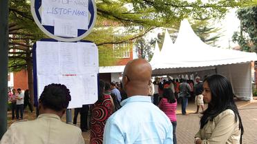 Des Kényans regardent la liste des victimes de l'attaque du centre commercial Westgate, devant l'hôpital de Nairobi, le 24 septembre 2013 [Simon Maina / AFP]