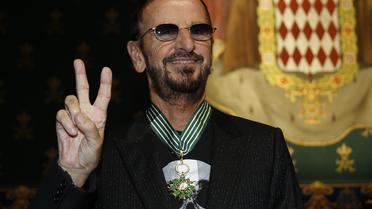 Le musicien britannique Ringo Starr, ex-batteur des Beatles, pose après avoir été élevé au titre de "Commandeur des arts et des lettres", le 24 septembre 2013 à Monaco  [Valéry Hache / AFP]