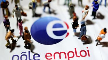 Des figurines posées sur le logo de Pôle emploi [Philippe Huguen / AFP/Archives]
