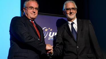 Le nouveau président de l'UCI, le Britannique Brian Cookson (d) face à son adversaire, le président sortant Pat McQuaid, le 15 septembre 2013 à Regensdorf (Suisse) [ / AFP/Archives]
