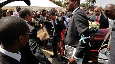 Le 27 septembre 2013 à Nairobi, des hommes portent le cercueil du neveu du président kenyan, mort dans l'attaque du Westgate [Carl de Souza / AFP]
