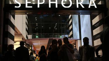 Des clients à l'entrée du magasin Sephora des Champs-Elysées, à Paris, le 28 septembre 2013 au soir [Kenzo Tribouillard / AFP]