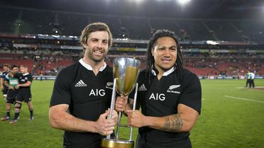 Conrad Smith (à gauche) et Ma'a Nonu (à droite) de Nouvelle-Zélande avec le trophée du Four nations le 5 octobre 2013 à Johannesburg [STR / AFP Photo]