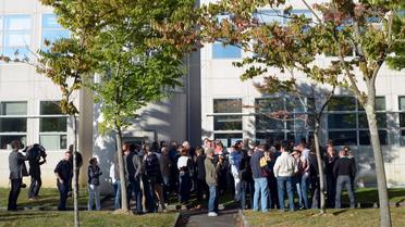 Des salariés d'Alcatel-Lucent écoutent leurs représentants syndicaux devant l'usine de Rennes, le 8 octobre 2013 [Damien Meyer / AFP]