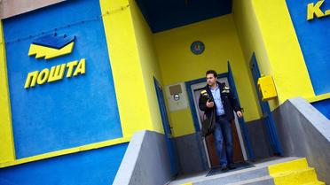 Filip Filipovic quitte le bureau de poste de Kursumlijska Banja, le 7 octobre 2013 [Andrej Isakovic / AFP/Archives]
