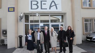 Des membres des associations de victimes du vol Rio-Paris devant le Bureau d'Enquêtes et d'Aanlyses (BEA), le 15 octobre 2013, au Bourget [Jacques Demarthon / AFP]