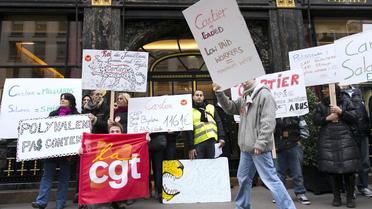 Des salariés d'une filiale du joailler Cartier manifestent pour leurs salaires, le 18 octobre 2013 rue de la Paix à Paris  [Lionel Bonaventure / AFP]