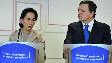 La chef de l'opposition birmane, Aung San Suu Kyi, et le président de la Commission européenne José Manuel Barroso, le 19 octobre 2013 à Bruxelles [Georges Gobet / AFP]
