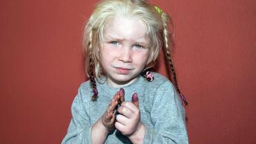 Photo fournie par la police grecque le 18 octobre 2013 montrant Maria, la fillette blonde trouvée dans un campement de Roms à Farsala