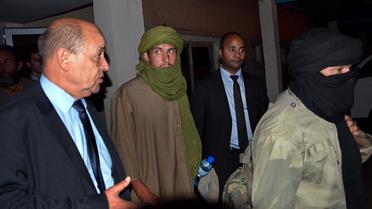 Jean-Yves Le Drian le 29 octobre 2013 à Niamey lors de la libération des ex-otages français le   [Hama Boureima / AFP/Archives]