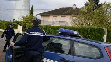 Des gendarmes devant la maison où ont été découverts morts trois enfants de 18 mois à 6 ans, le 2 novembre 2013 à Gergy (Saône-et-Loire) [Jeff Pachoud / AFP]