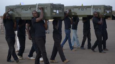 Les cercueils des deux journalistes de RFI à l'aéroport de Bamako, le 2 novembre 2013 [Philippe Desmazes / AFP/Archives]