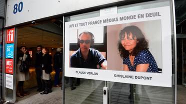 Portraits au siège de RFI à Issy-les-Moulineaux, en banlieue parisienne, des deux journalistes tués au Mali, le 5 novembre 2013 [Bertrand Guay / AFP/Archives]