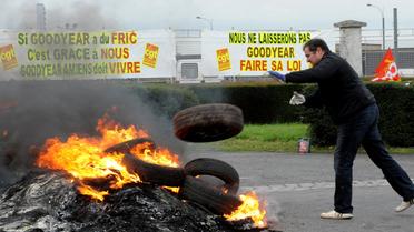 Des pneus sont brûlés le 17 novembre 2013 à l'entrée de l'usine Goodyear d'Amiens- Nord  [François Lo Presti / AFP]