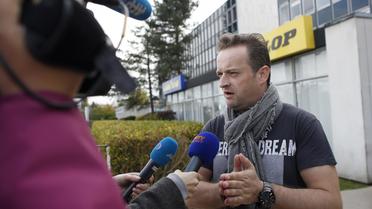 Mickael Wamen, Le responsable CGT de l'usine Goodyear d' Amiens-Nord, le 7 novembre 2013 face aux journaliste devant le siège de Goodyear à Rueil-Malmaison [Thomas Samson / AFP/Archives]