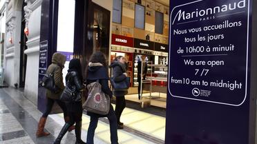 Des clientes entrent dans le magasin Marionnaud sur les Champs-Elysées à Paris, le 8 novembre 2013 [Thomas Samson / AFP]