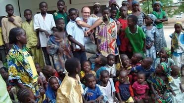 Le prêtre français Georges Vandenbeusch (c) au milieu d'enfants dans le nord du Cameroun, sur une photo prise en 2012 et fournie à l'AFP le 14 novembre 2013 par le diocèse de Nanterre [ / Diocèse de Nanterre/AFP]