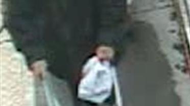Image tirée d'une caméra de vidéo-surveillance, fournie par la police judiciaire le 22 novembre 2013, montrant une femme et une poussette transportant une enfant à Berck-sur-Mer [ / Police judiciaire/AFP/Archives]