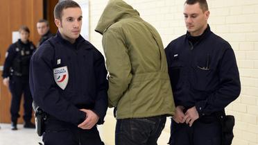 L'un des accusés à son arrivée le 26 novembre 2013 au tribunal d'Evry pour le procès en appel des "tournantes" de Fontenay-sous-Bois [Bertrand Guay / AFP]