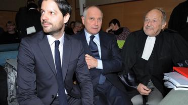 Didier Calmels (au centre) et son fils Martin (g), avec leur avocat Georges Jourd au tribunal de commerce de Quimper le 26 novembre 2013 [Fred Tanneau / AFP]