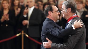 Le président François Hollande remet la légion d'honneur au physicien Serge Haroche, le 26 novembre 2013 à Paris [ / Pool/AFP]