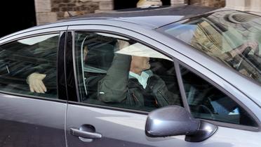 La voiture transportant la mère de la fillette tuée à Berck arrive au tribunal de Boulogne-sur-Mer,le 30 novembre 2013 [Philippe Huguen / AFP]