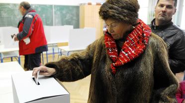 Une femme participe au référendum sur le mariage homosexuel dans un bureau de vote de Zagreb, le 1er décembre 2013 [ / AFP]