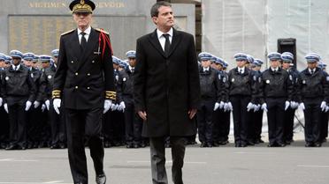 Manuel Valls et le préfet de police de Paris Bernard Boucault le 4 décembre 2013 lors d'une cérémonie d'accueil d'officiers de police [Pierre Andrieu / AFP/Archives]