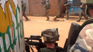 Soldats français à la recherche de rebelles ex-Sekela armés le 9 décembre 2013 dans une rue de Bangui [Fred Dufour / AFP]