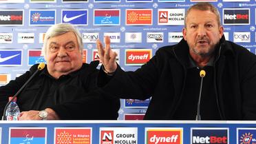 Le président de Montpellier Louis Nicollin et le nouvel entraîneur du club Rolland Courbis, le 9 décembre 2013 à Montpellier [Pascal Guyot / AFP]