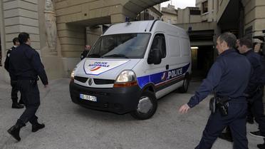Un véhicule de police transportant Nicolas Blondiau arrive à la cour d'assises du Gard à Nîme, le 16 décembre 2013 [Pascal Guyot / AFP]