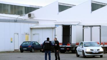 Des gendarmes enquêtent à la société d'exploitation des abattoirs de Narbonne le 16 décembre 2013 [Raymond Roig / AFP]