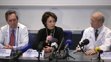 Pr Alain Carpentier (d), Pr Christian Latremouille (g) et la ministre de la Santé Marisol Touraine lors d'une conférence de presse à Paris le 21 décembre 2013 [Kenzo Tribouillard / AFP]