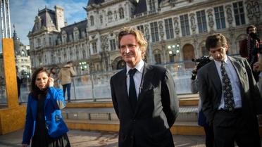 Charles Beigbeder (c), candidat dissident UMP, devant la mairie de Paris, le 7 janvier 2014 à la mai [Martin Bureau / AFP]
