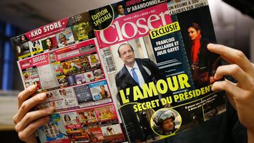 Un lecteur du magazine Closer, qui a rendu publique la relation entre François Hollande et Julie Gayet, le 10 janvier 2014 [Thomas Coex / AFP/Archives]