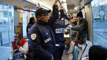 Des policiers patrouillent dans un tramway à Sarcelles, en banlieue parisienne, le 13 janvier 2014 [Patrick Kovarik / AFP]