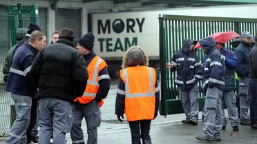 Des employés de Mory-Ducros le 15 janvier 2014 à l'entrée du site de Lesquin [Philippe Huguen / AFP/Archives]