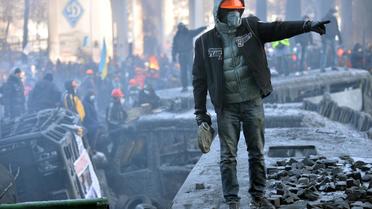 Un manifestant sur une barricade le 24 janvier 2014 à Kiev [Sergei Supinsky / AFP]
