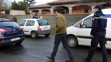 Des gendarmes le 28 janvier 2014 à Pinsaguel près de Toulouse devant le domicile familial de l'un des deux adolescents partis en Syrie  [Eric Cabanis / AFP]
