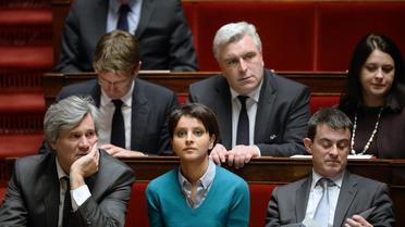Najat Vallaud-Belkacem entre Stephane Le Foll et  Manuel Valls le 29 janvier 2014 à l'Assemblée nationale à Paris [Lionel Bonaventure / AFP/Archives]